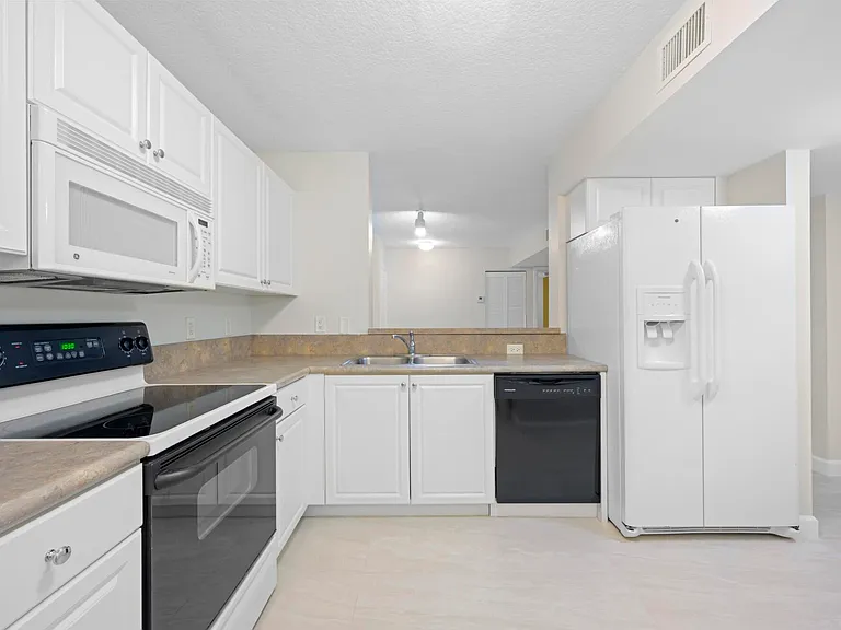619 E Sheridan St #106 — Photo 10