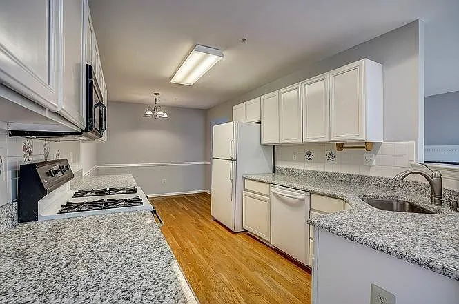 19 Oxford Ct — Photo 6