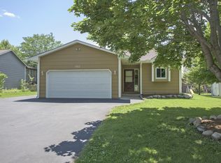 665 Concord Dr, Chaska, MN 55318