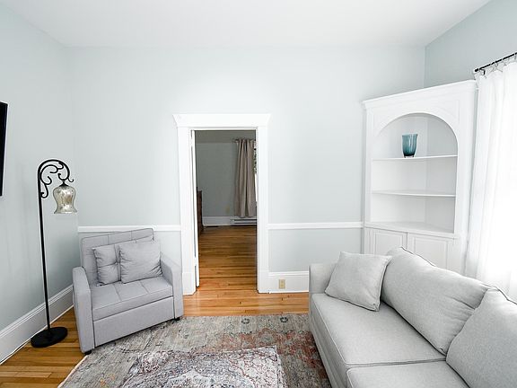 4th image of 902 S Main St #E