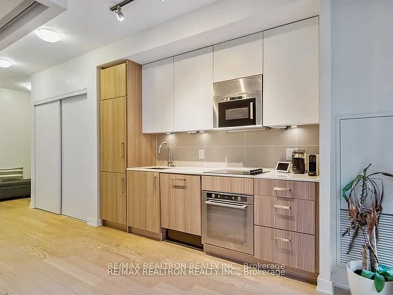 17 Dundonald St #306 — Photo 2