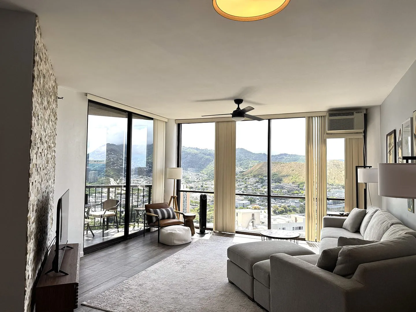 Honolulu Tower - Move in Ready Penthouse Unit - One Bedroom — Photo 2