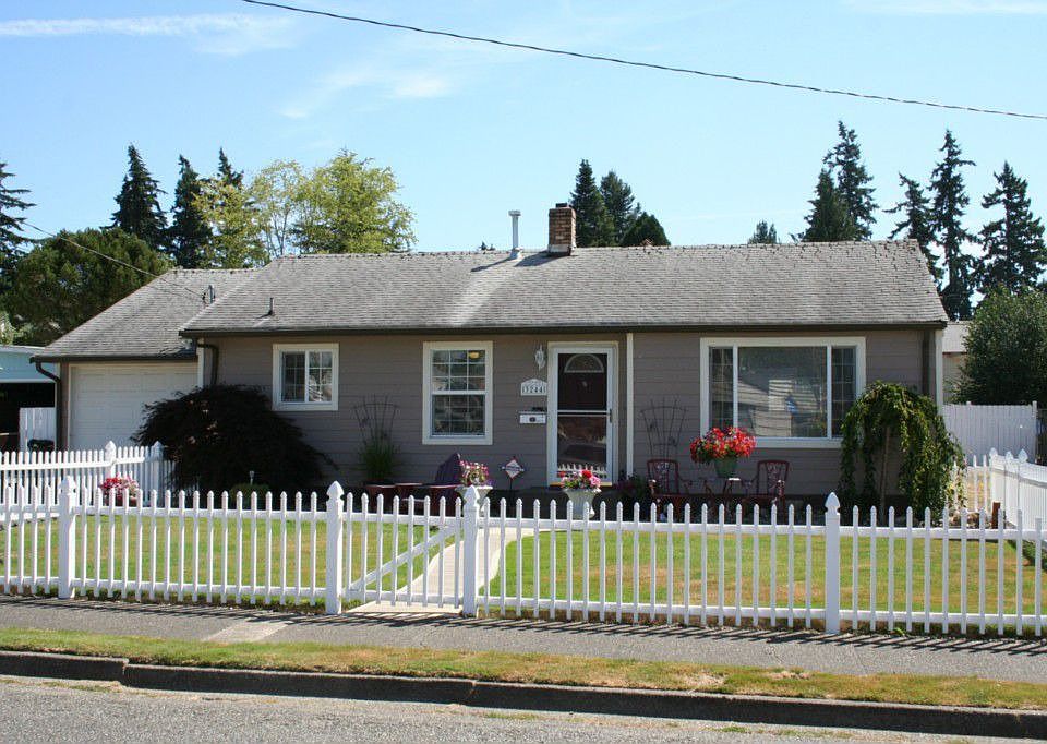 Newer roof, Milgard windows, new gas furnace, hardiplank siding...this sweet home is fully updated!