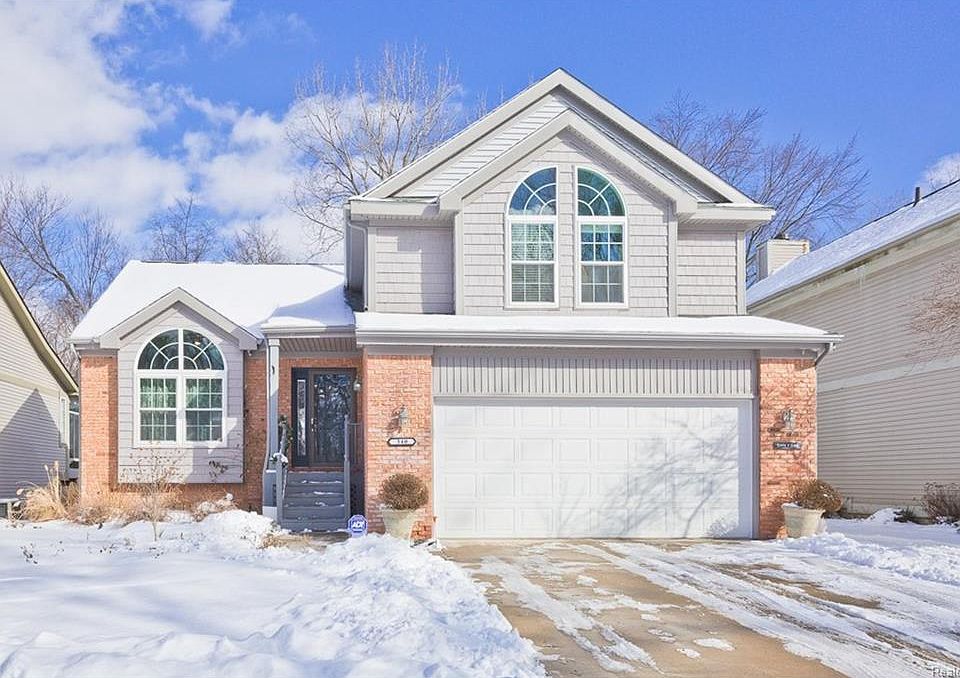 1st image of 340 Lake Forest Dr