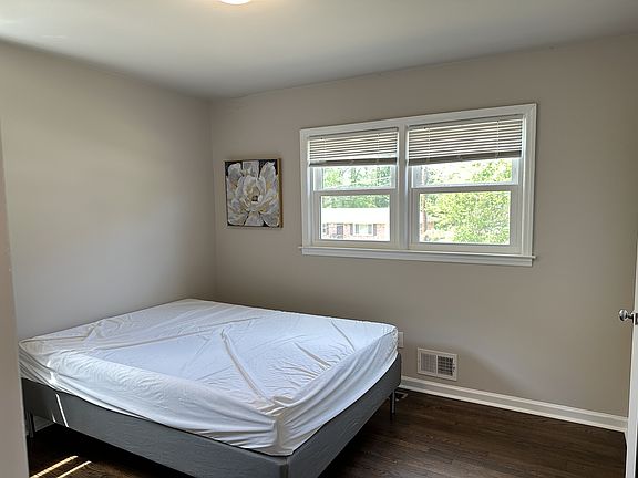 3rd image of 1920 Janet Ln