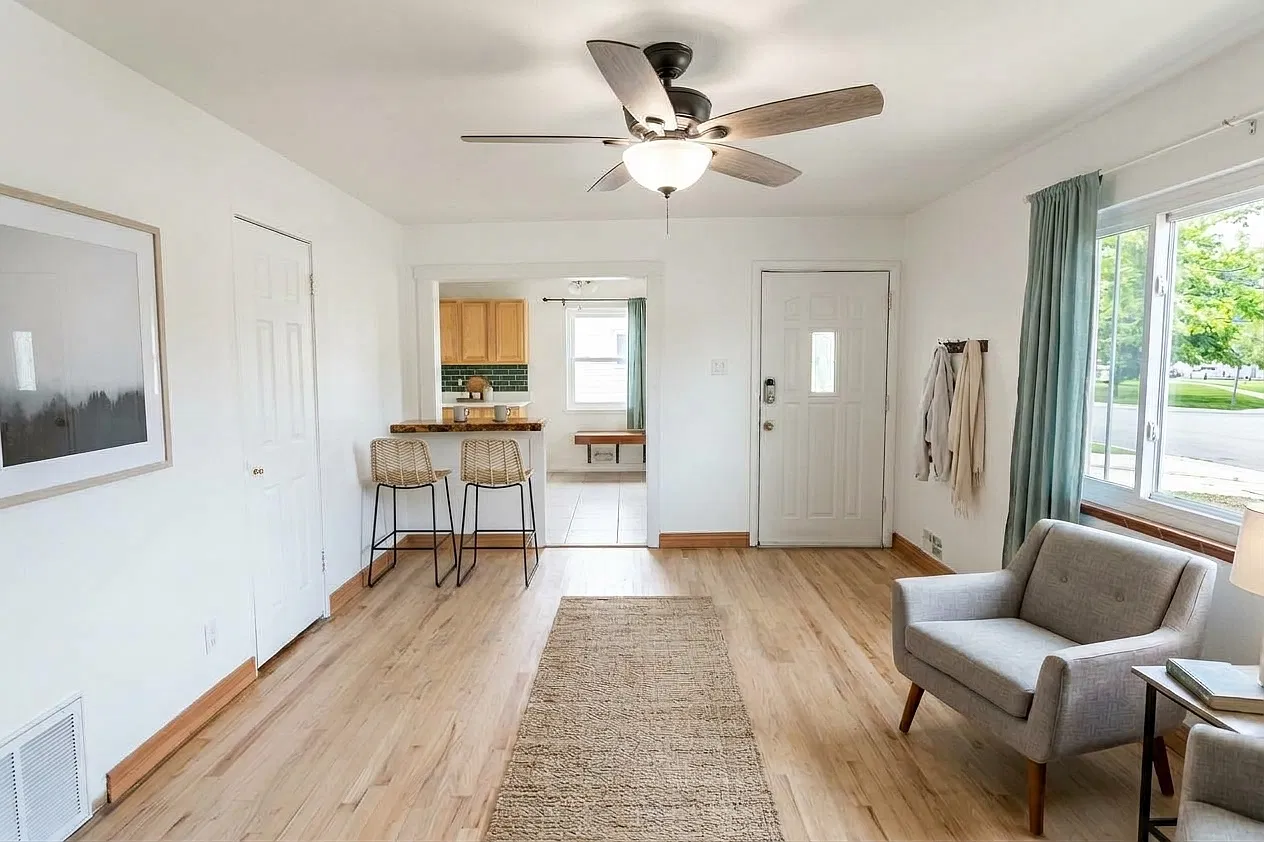 3 bed, 1100 sqft, $2,500 — Photo 2