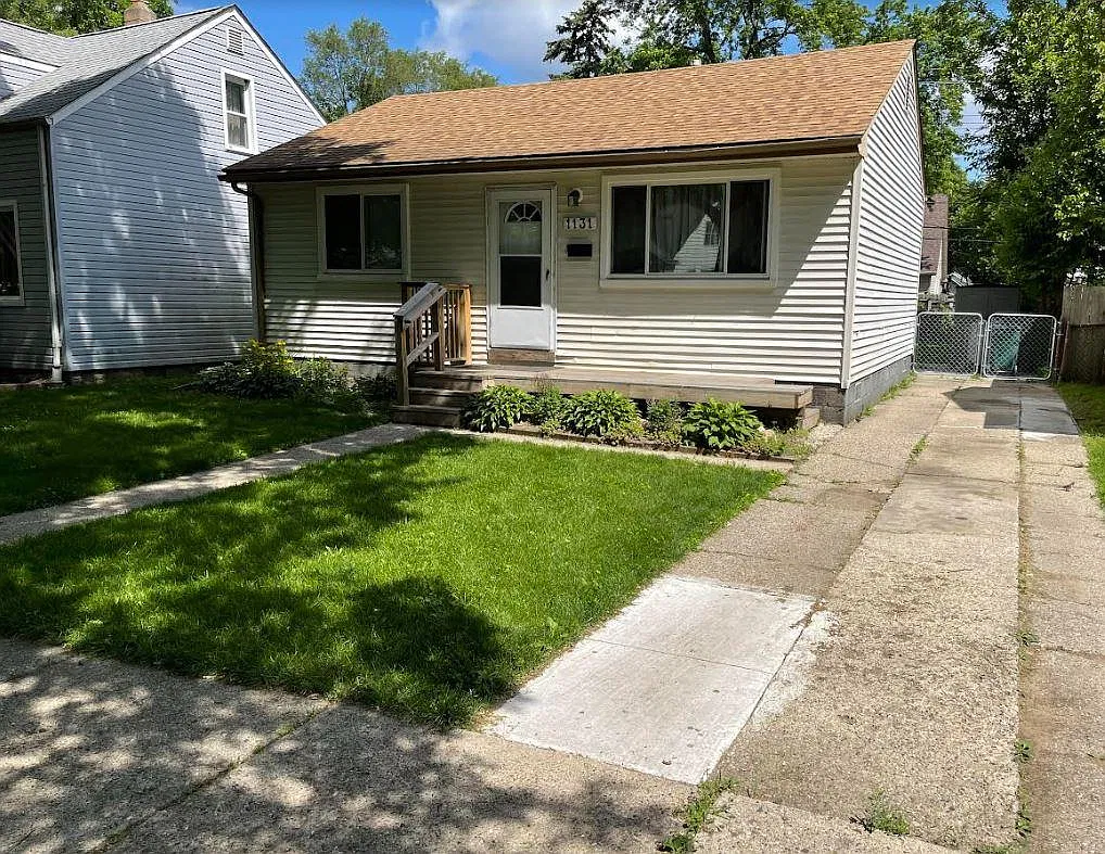 1131 E Meyers Ave — Photo 1