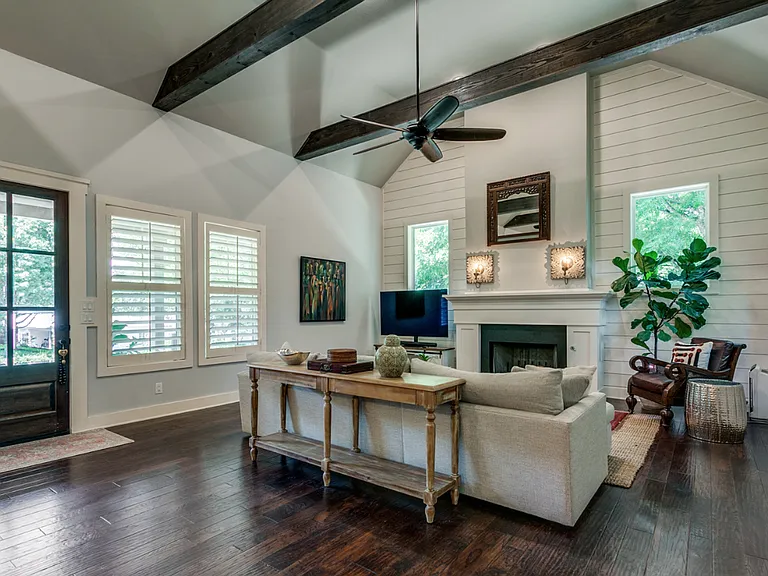 242 E Elmview Pl — Photo 3