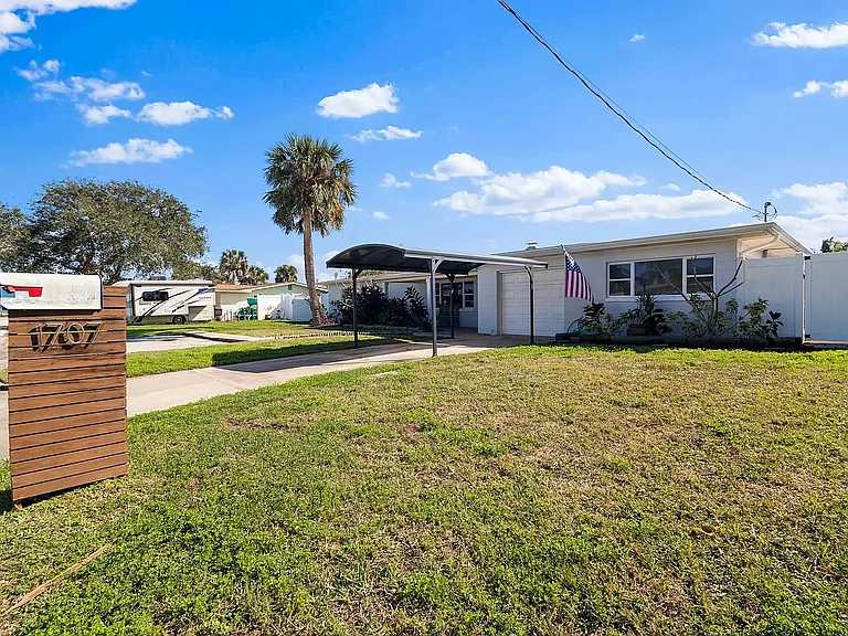 1707 Harbor Dr — Photo 3