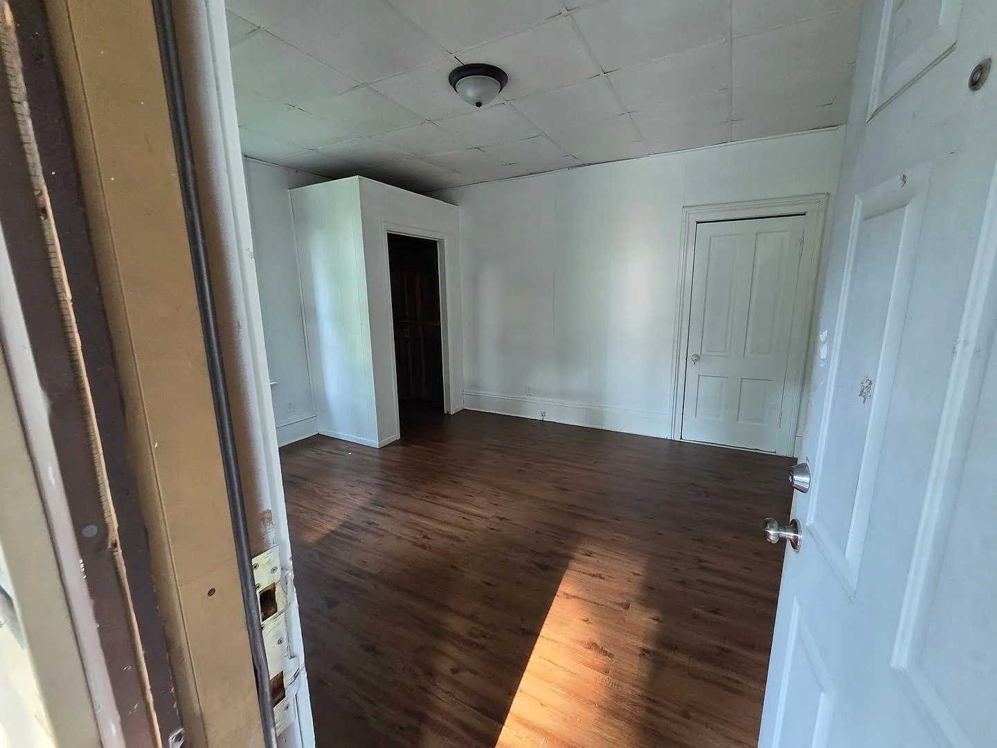 1100.00 3 Bed 1 Bath — Photo 2