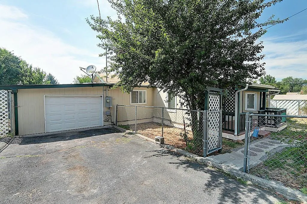 1544 Summers Ln photo 1