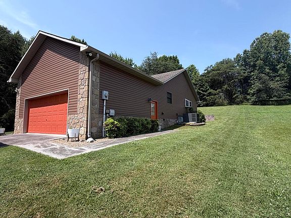 3rd image of 215 Back 9 Dr