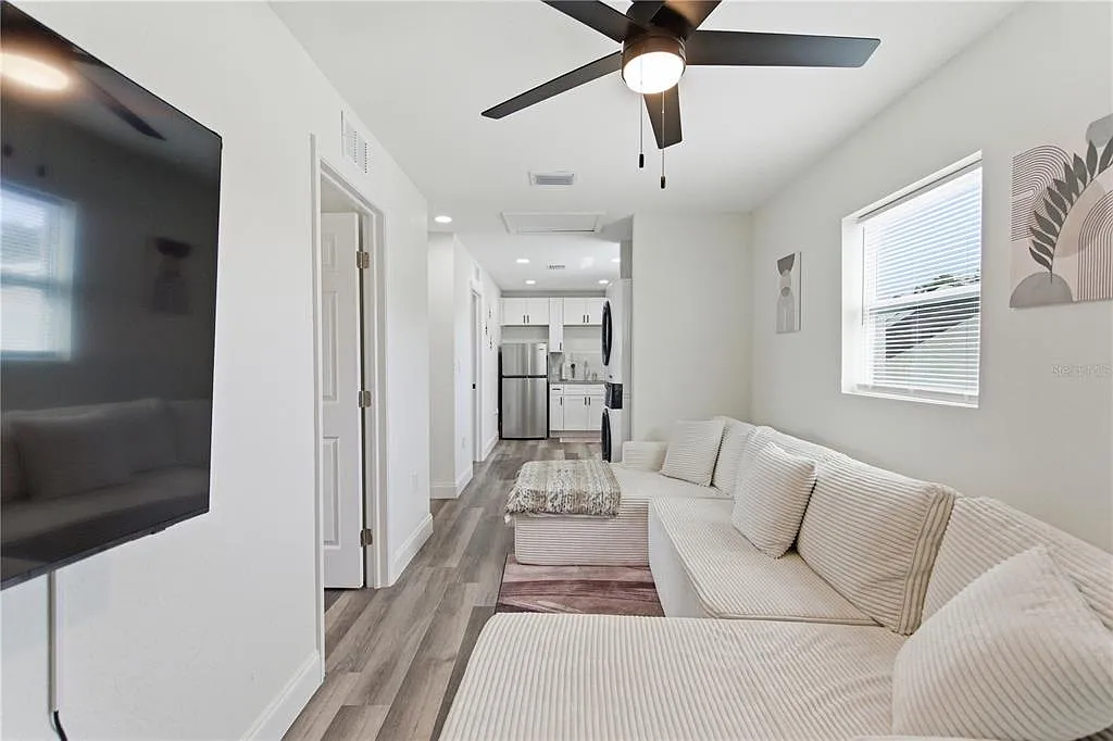 2 bed, 1.0 bath, 721 sqft, $1,950 — Photo 4