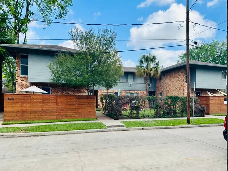 1624 Bonnie Brae — Photo 1