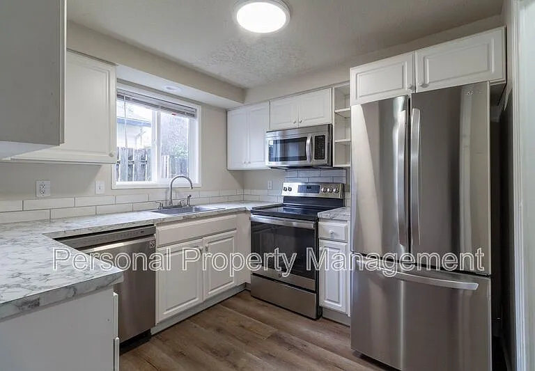 1327 Z St #B — Photo 1