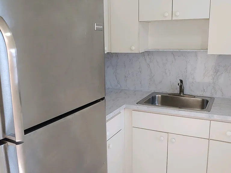 1335 W 68th St #303 — Photo 3