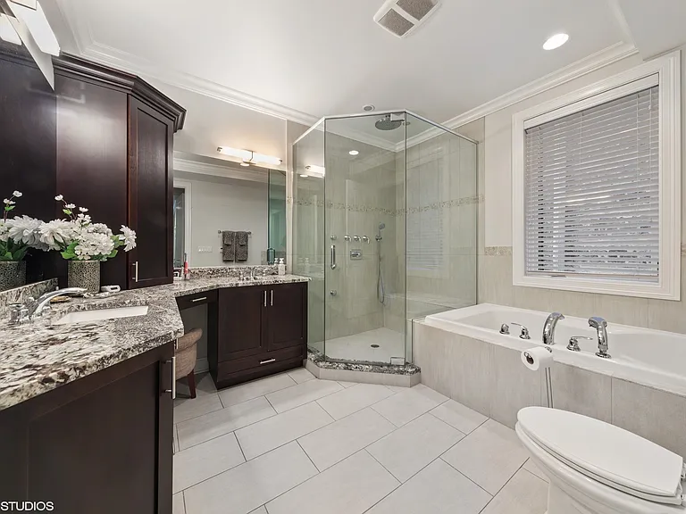 441 W Briar Pl #1 — Photo 10