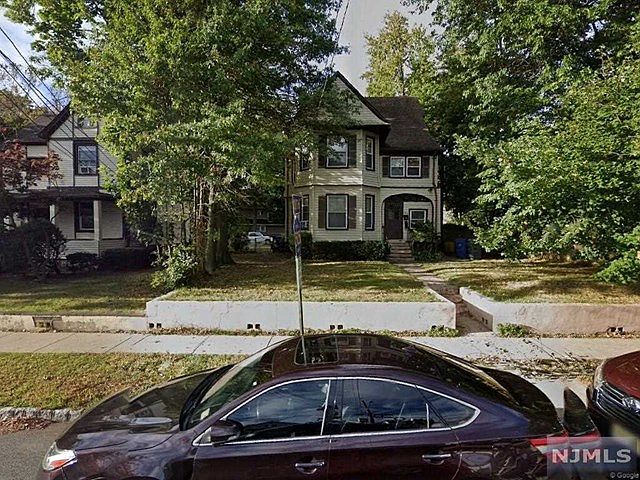 2nd image of 212 W Palisade Ave