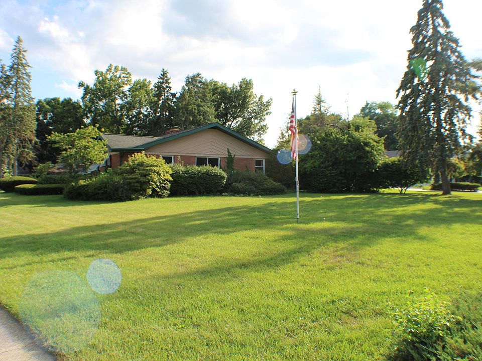 1st image of 207 S Twyckenham Dr