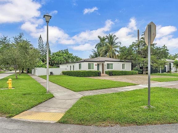 5th image of 601 La Villa Dr