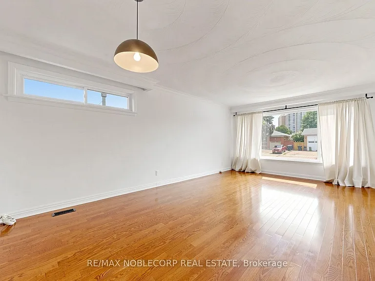 8 Summerfield Cres — Photo 11