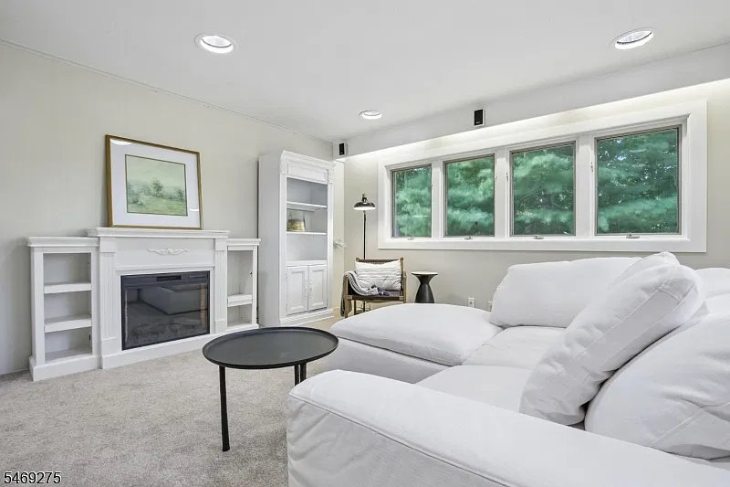4 bed, 2.5 bath, 2380 sqft, $4,800 — Photo 4