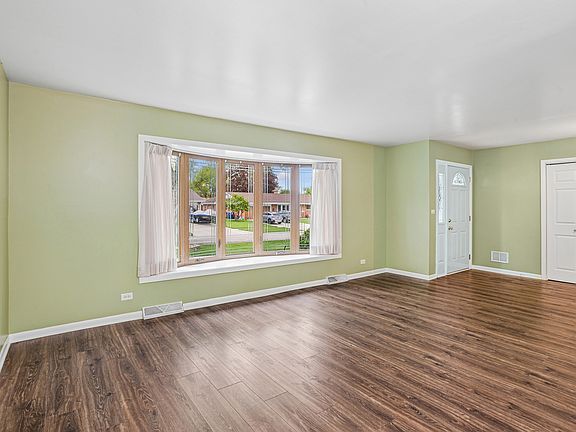 3rd image of 495 Kinkaid Ct