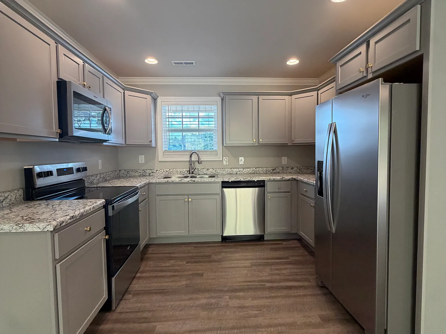 3 bed, 2.5 bath, 1505 sqft, $2,050 — Photo 3