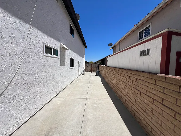 1371 La Mancha Pl — Photo 27