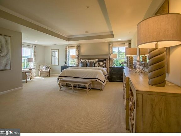 5th image of 2040 Idlewyld Dr