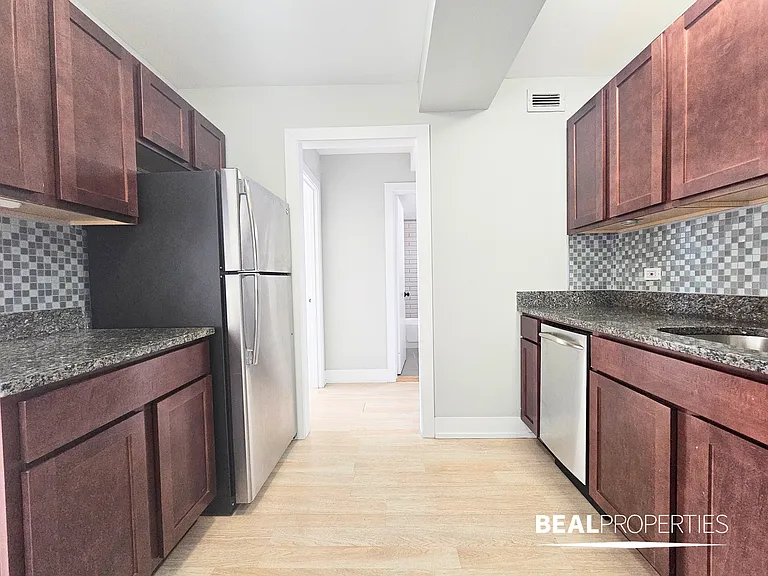 445 W Wellington — Photo 14