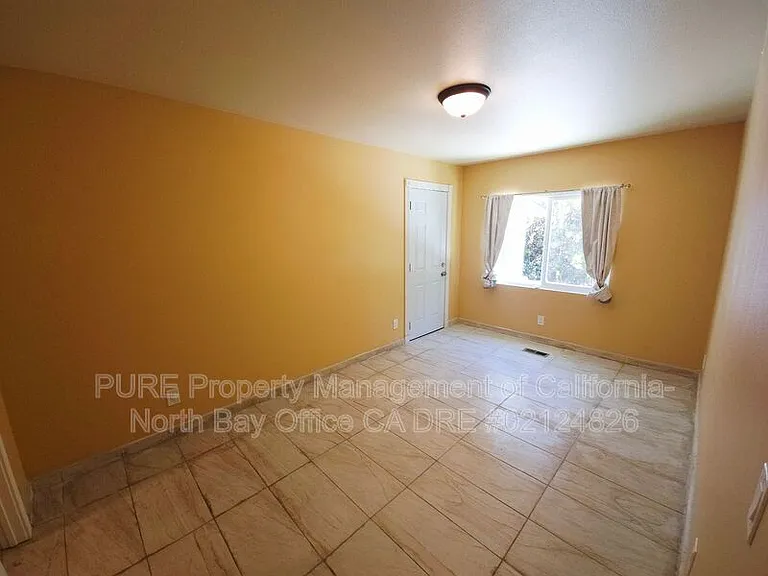 927 N Oak St — Photo 9