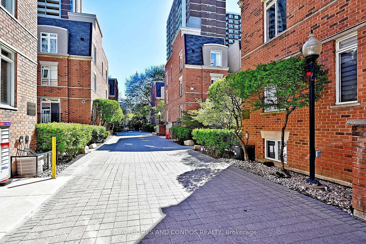Building Photo - 415 Jarvis St #125