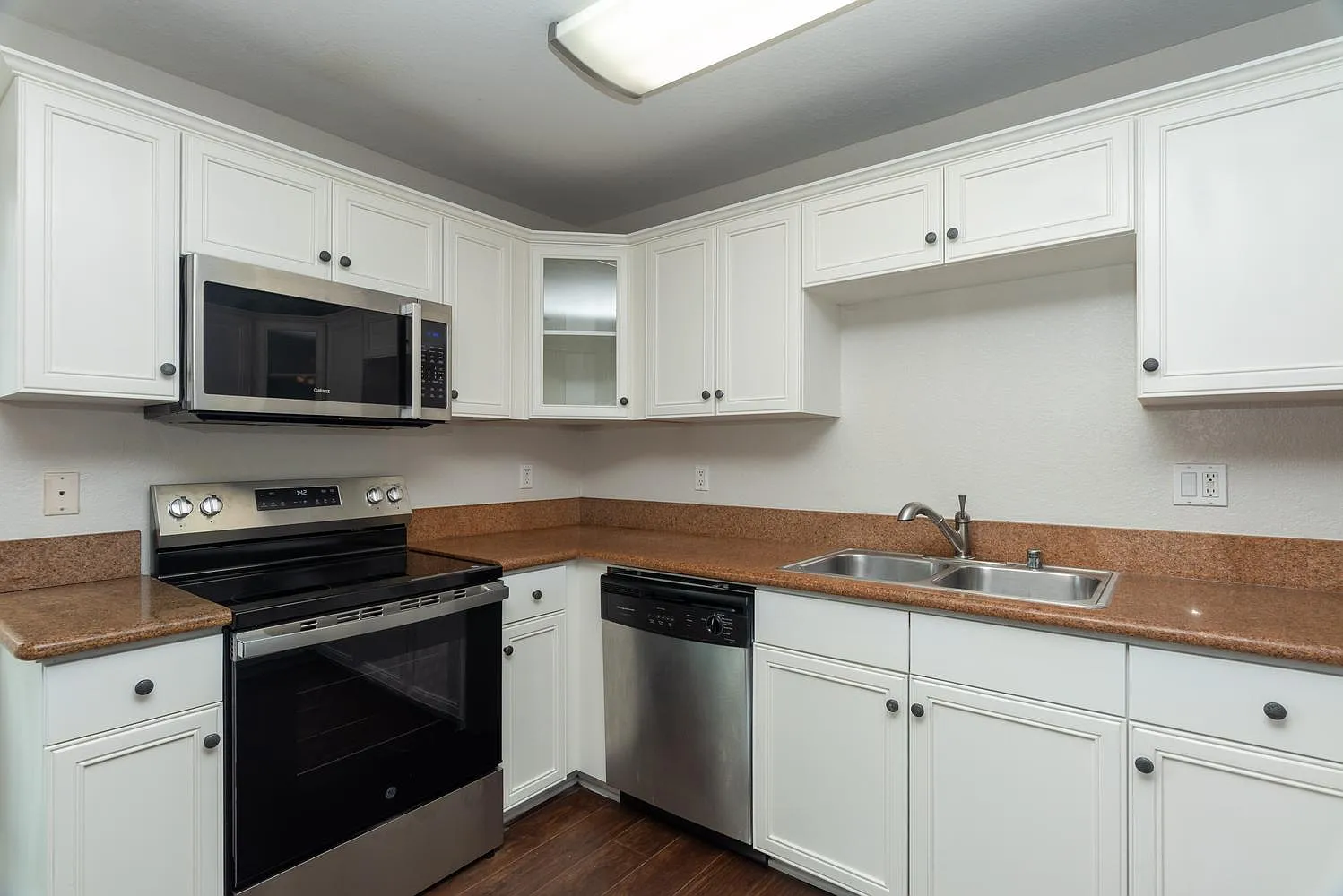 2 bed, 920 sqft, $2,800 — Photo 2