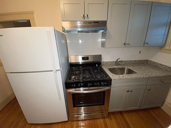 5th image of 200 Presidents Ln APT 10