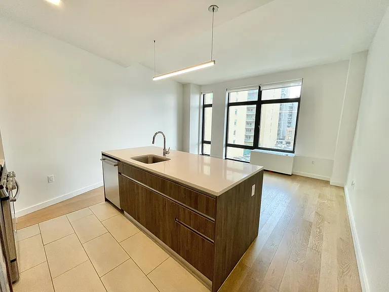 41-07 Crescent St #6A — Photo 2
