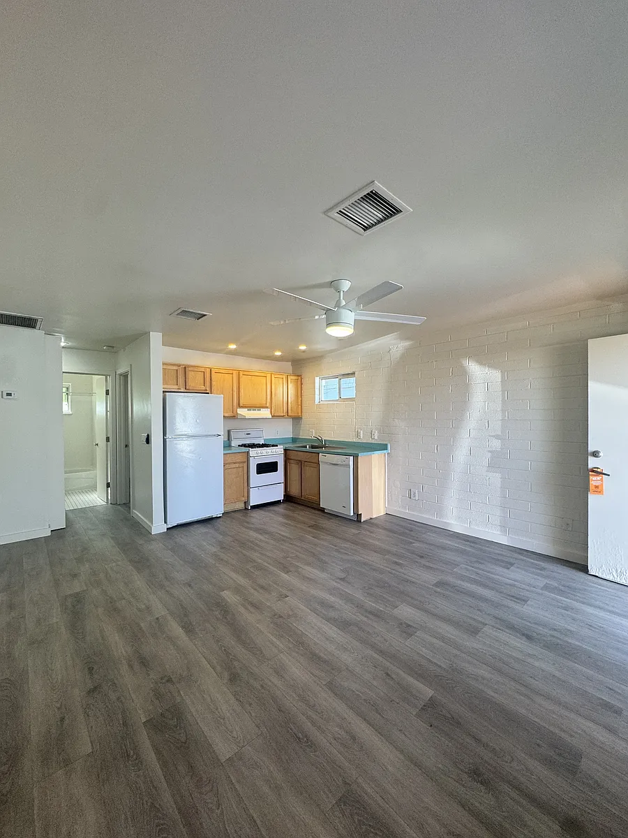 Building Photo - 805 E Garfield St #3