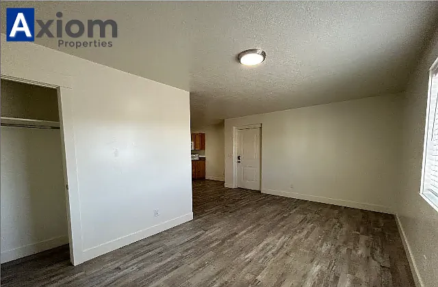 Beautiful 3 bedroom 1 bathroom apartment available now! — Photo 37