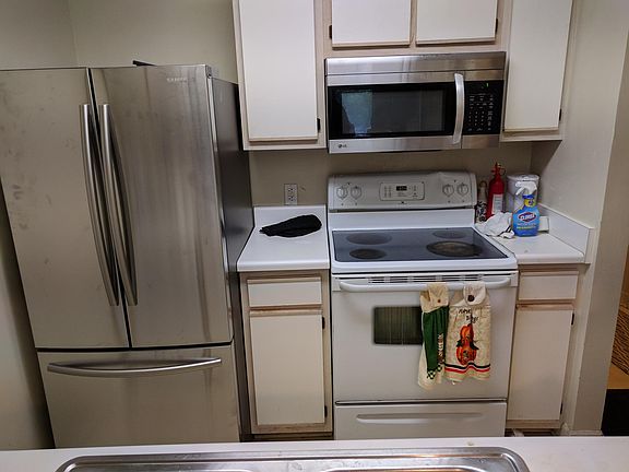 Upgraded kitchen, 3 door refrigerator