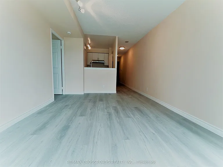 8 Lee Centre Dr #1702 — Photo 6