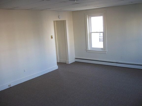 4th image of 548 Bridge St APT 4