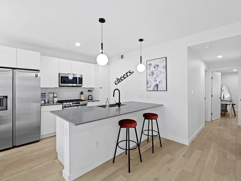 400 E 30th St #205 — Photo 6