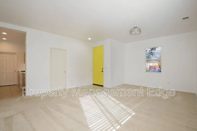 3 bed, 2.0 bath, 1747 sqft, $2,500 — Photo 3