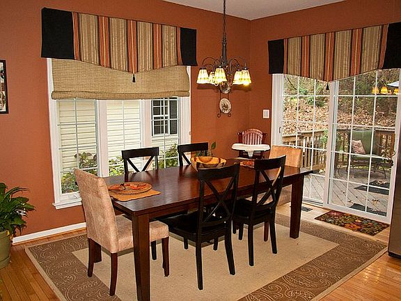 eat -in kitchen