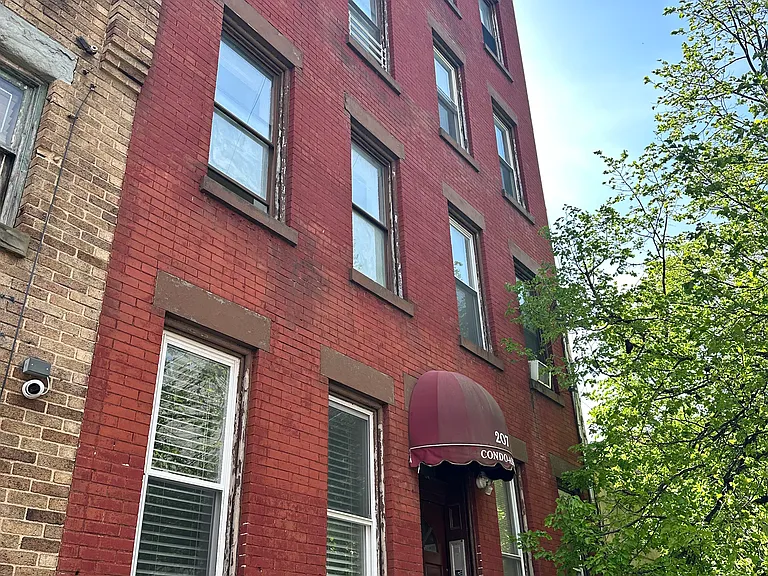 207 15th St #1L — Photo 6