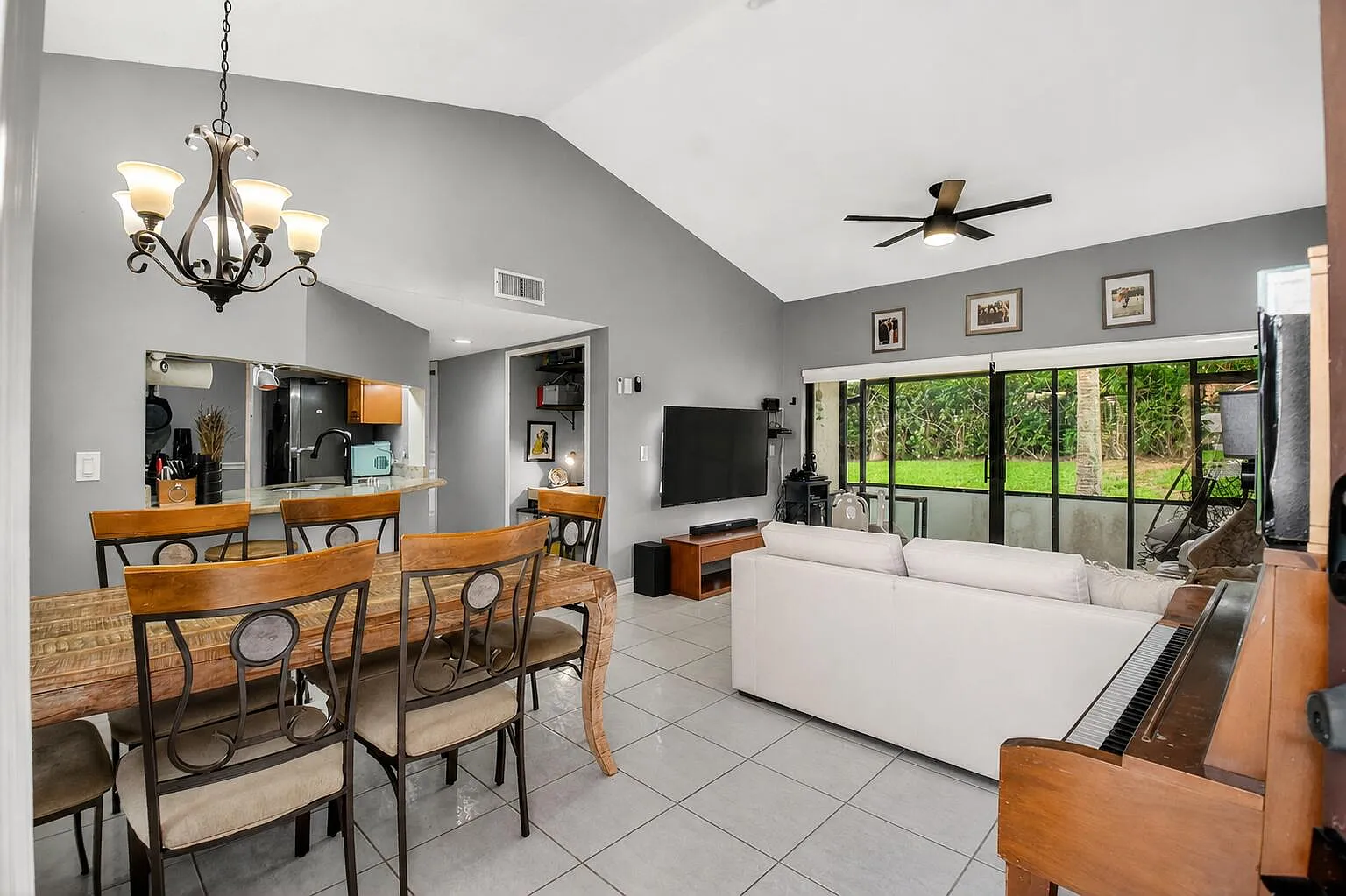 2 bed, 2.0 bath, 996 sqft, $2,500 — Photo 4