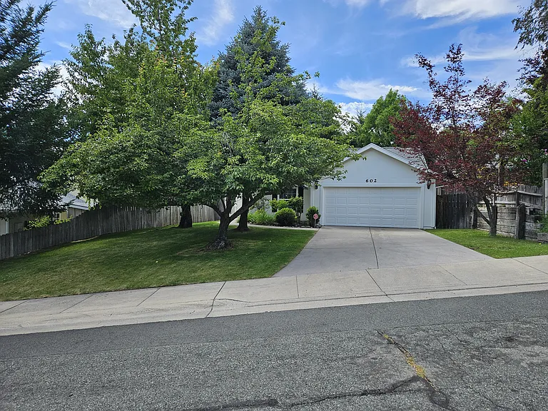 602 Mountain View Dr — Photo 2