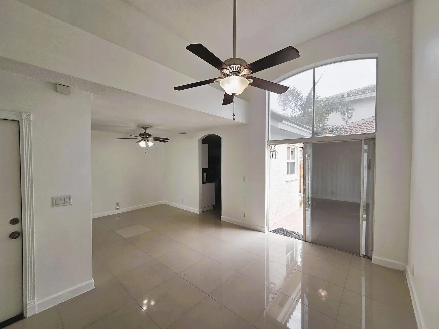 3 bed, 2.0 bath, 1328 sqft, $3,100 — Photo 2