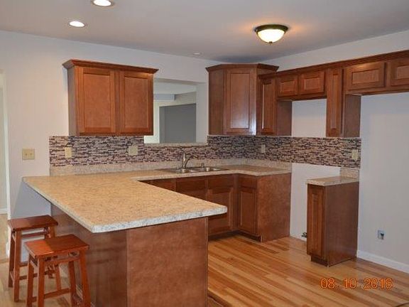 4th image of 1735 Latham Ave