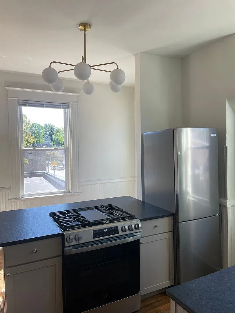 Spacious 1 Bedroom — Photo 1